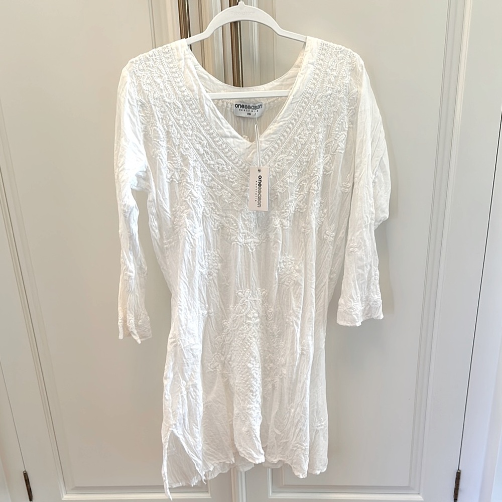 One Season Australia, Women's White cotton Embroidered Coverup dress. XS NWT